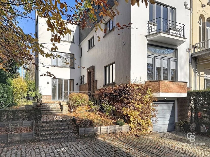Belle maison de 385m² des années 30. Elle se compose comme suit :<br />
Au rez-de-chaussée : Vaste hall dentrée, cuisine séparée équipée, living/salle