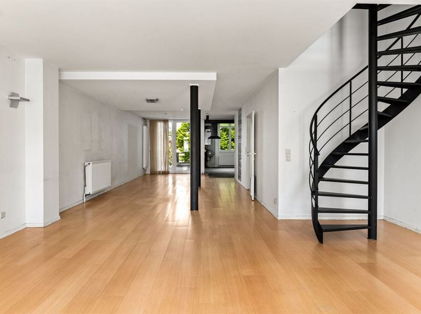 Woning met 4 slpk, garage en grote tuin te koop!<br />
Ligging:<br />
Deze woning is gelegen op een uiterst centrale locatie aan de Bruynlaan 42 in Wi