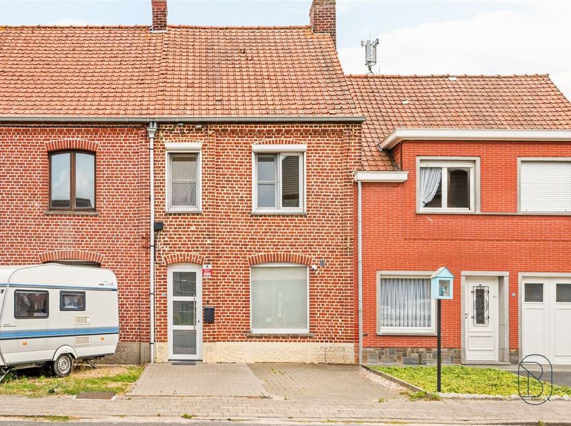 Bent u op zoek naar een woning met uitbreidingsmogelijkheden, een zonnige tuin en een centrale ligging? Dan is deze charmante gezinswoning zeker een b