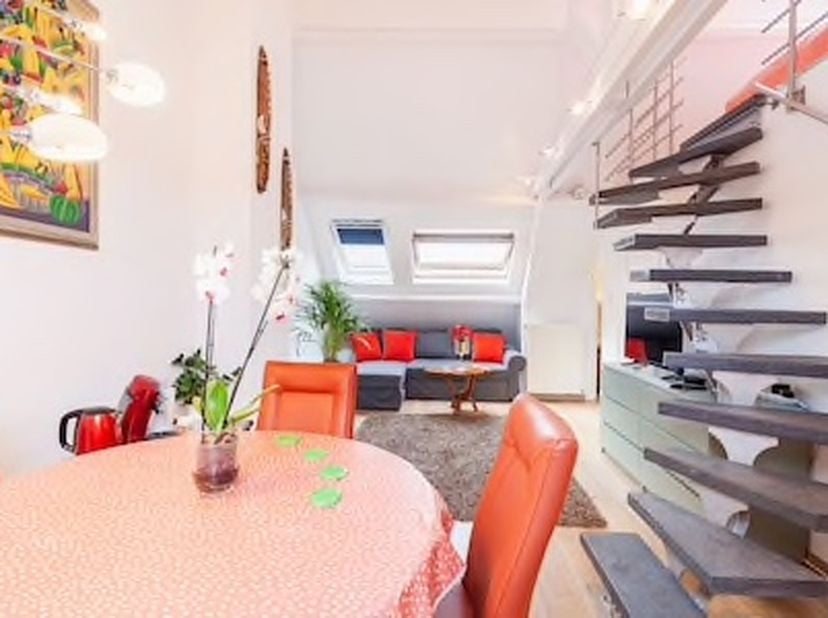 Charmant studio meublé de +-70m², lumineux et fonctionnel, situé dans un quartier calme, à l’orée d’un bois du côté du Boulevard Mettewie / Machtens.