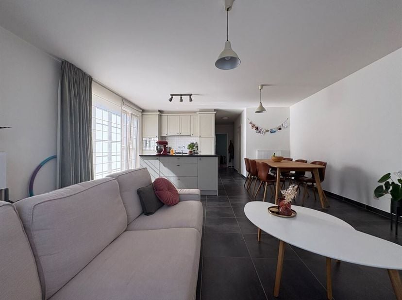 Instapklaar appartement met 2 slaapkamers, terras, garagebox en ondergrondse staanplaats <br />
Ligging: Dit instapklare appartement is gelegen net bu
