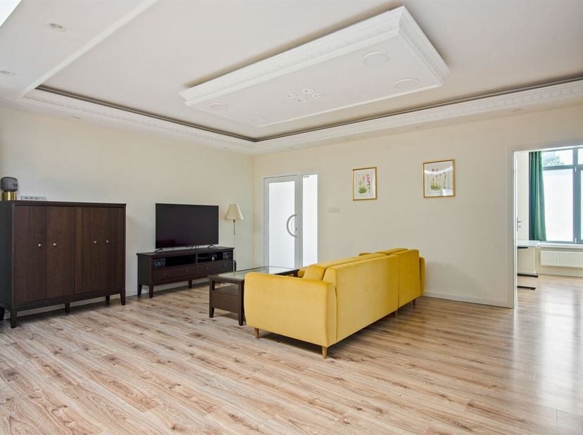 Instapklaar gelijkvloersappartement met terras en twee staanplaatsen<br />
Dit instapklare gelijkvloersappartement geniet van een gunstige ligging met