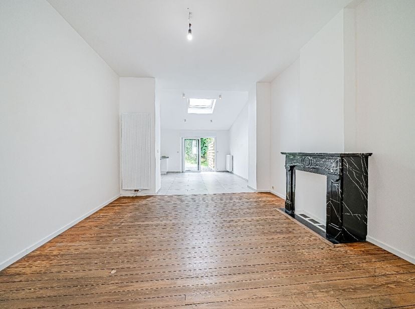 ERA B-LUX presenteert u deze prachtige woning die in 2022 volledig is gerenoveerd, ideaal gelegen in Arlon, op een steenworp afstand van het station e