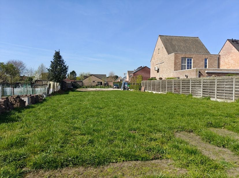 Terrain à vendre
                    à 2400 Mol