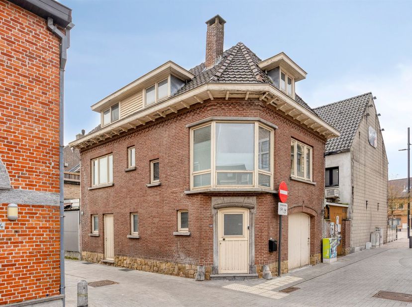 Te renoveren hoekwoning met tal van mogelijkheden, gelegen op een absolute toplocatie in het hart van het historisch stadscentrum van Bree. <br />
<b
