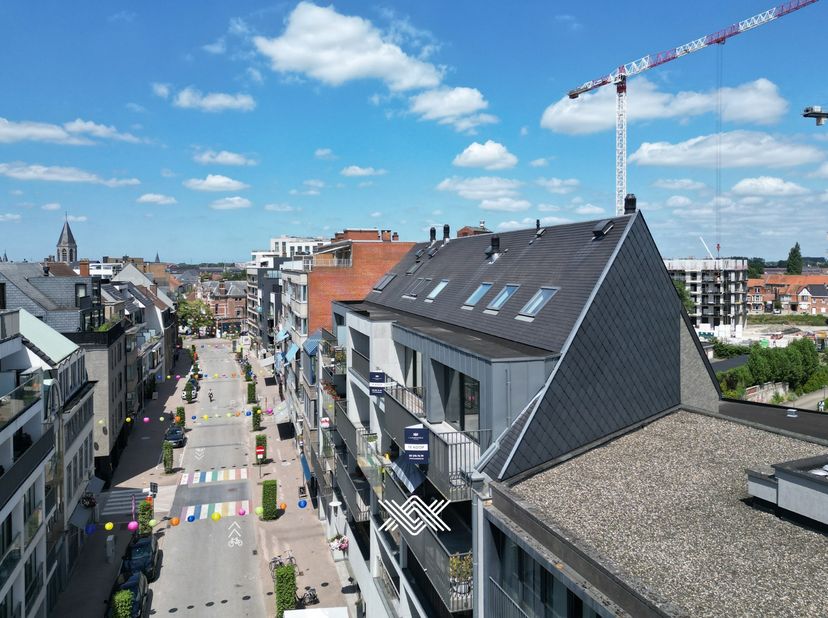 Dit instapklare duplexappartement met een bewoonbare oppervlakte van ca. 92 m² is gelegen op de vierde verdieping van residentie Grimbeert, midden in