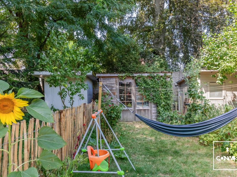 Wenst u rustig te wonen omgeven door groen en in de nabijheid van het Gentse stadcentrum? Dan is deze perfect instapklare woning zeker een bezoek waar