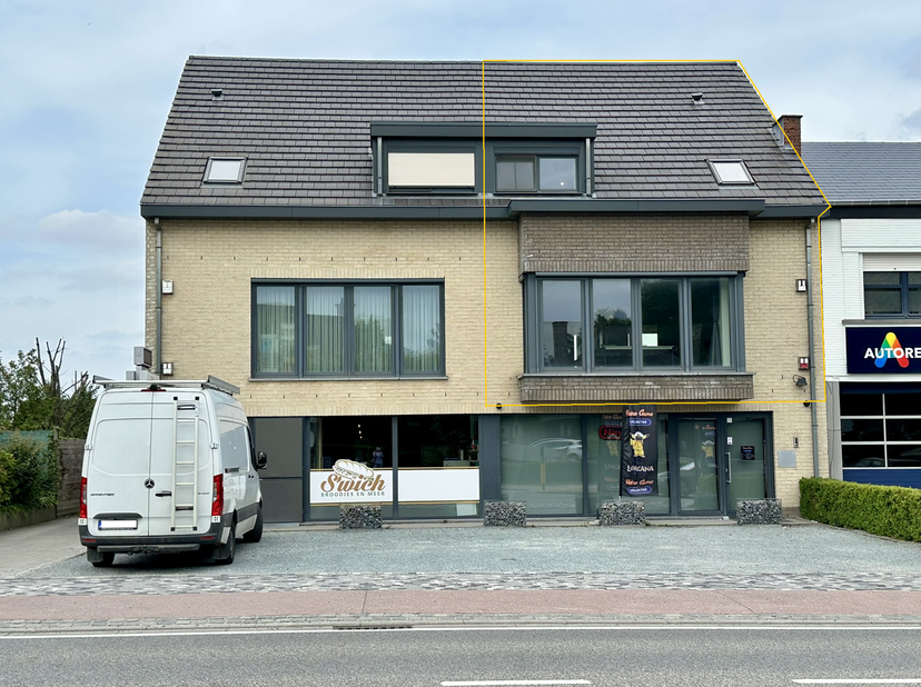 Dit zeer gunstig gelegen appartement met een bewoonbare oppervlakte van 165m² bevindt zich op de eerste verdieping en is ook bereikbaar met de lift. I