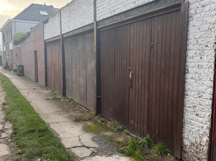 In de Geldhofstraat 116 bevindt zich deze praktisch gelegen garage/opslagplaats, ideaal voor wie op zoek is naar extra bergruimte of een veilige parke