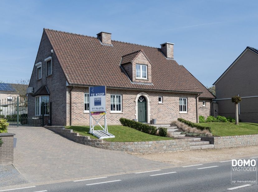 Heeft u interesse? Ontdek deze woning op onze website www.domovastgoed.be<br />
of neem contact met ons op via 011/96.49.96.<br />
Ruime en sfeervolle