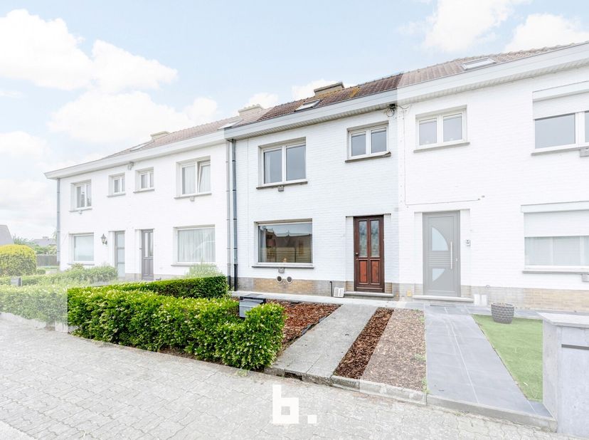 Bent u op zoek naar een instapklare woning met een onderhoudsvriendelijke tuin, een garage en een uitstekende ligging? Dan is deze verzorgde en energi