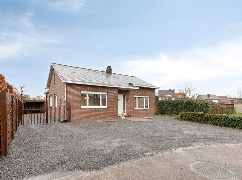 Deze te renoveren gelijkvloerse woning is uiterst rustig gelegen in Balen-Hulsen, op een prachtig zuidgericht perceel van maar liefst 1.431 m².<br />