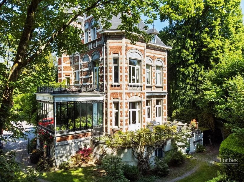 Ukkel: Victoire - Junot stelt u deze karaktervolle woning voor, gebouwd in de 19e eeuw op een perceel van ± 80 are. De woning is gerenoveerd en combin