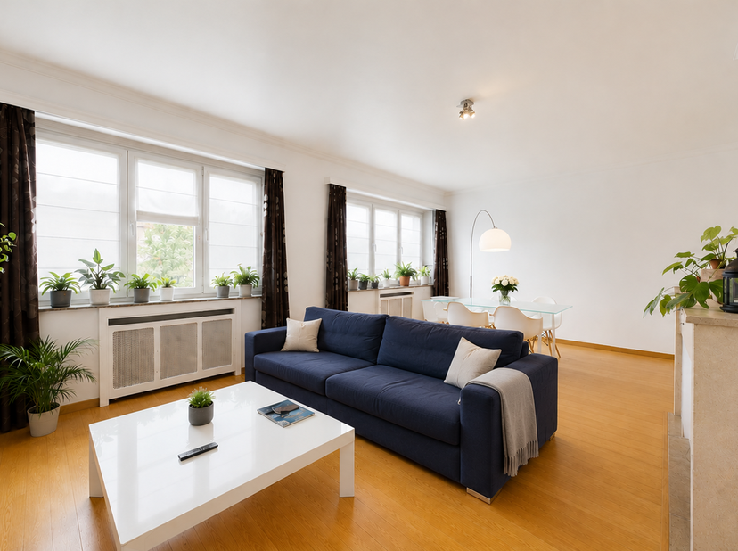 Ideaal gelegen tussen het Brugmannpark en het Wolvendaelpark, geniet dit prachtige appartement van een gegeerde en groene omgeving. De tramhalte Boete