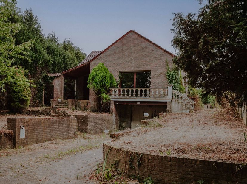 Dit huis heeft alles om er iets van te maken. Gelegen op een groot perceel van 1112m², midden in het groen en een bewoonbare oppervlakte van maar lief