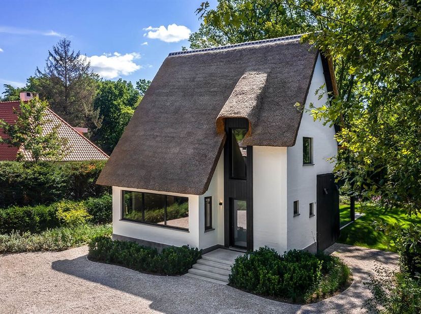 In een van de meest gegeerde wijken van Schilde, vlakbij de St.-Ludgardisschool ligt deze gezellige rietgedekte villa. In deze groene omgeving woon je