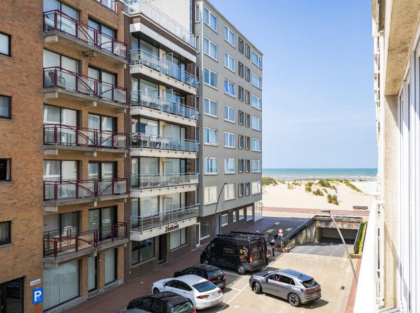 Te koop: Prachtig hoekappartement met zijdelings zeezicht Prachtig gerenoveerd hoekappartement met een uitstekende lichtinval dankzij de gunstige ligg