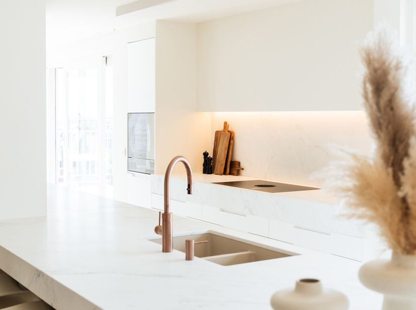 Bel appartement en duplex ensoleillé, doté de terrasses spacieuses et offrant une vue latérale sur la mer, à quelques pas de la digue de Knokke.<br />