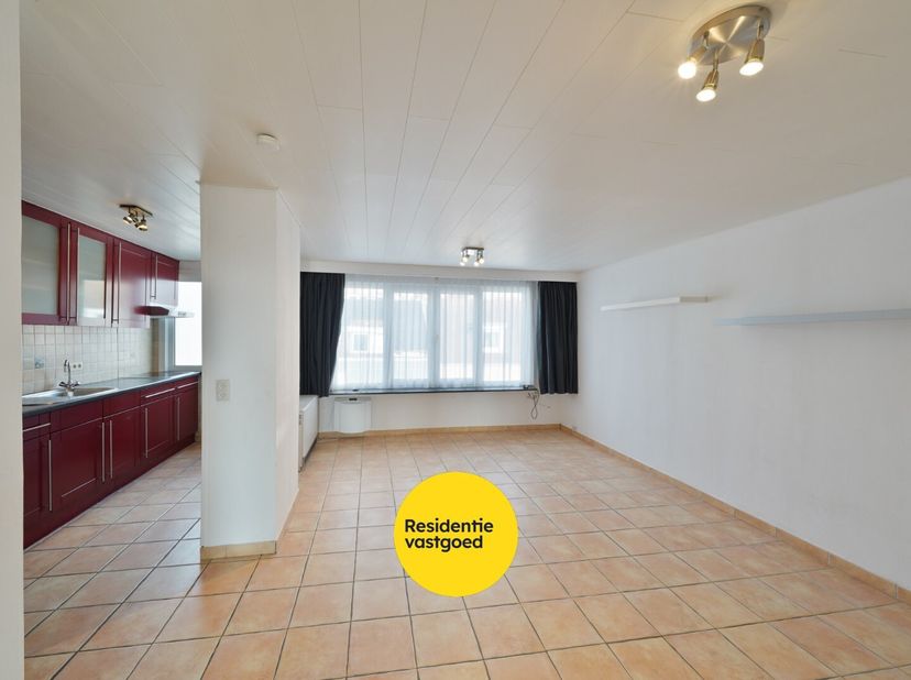 Dit aangename appartement, gelegen op de tweede verdieping van een verzorgd en goed onderhouden gebouw in de Aalststraat, is op korte wandelafstand va