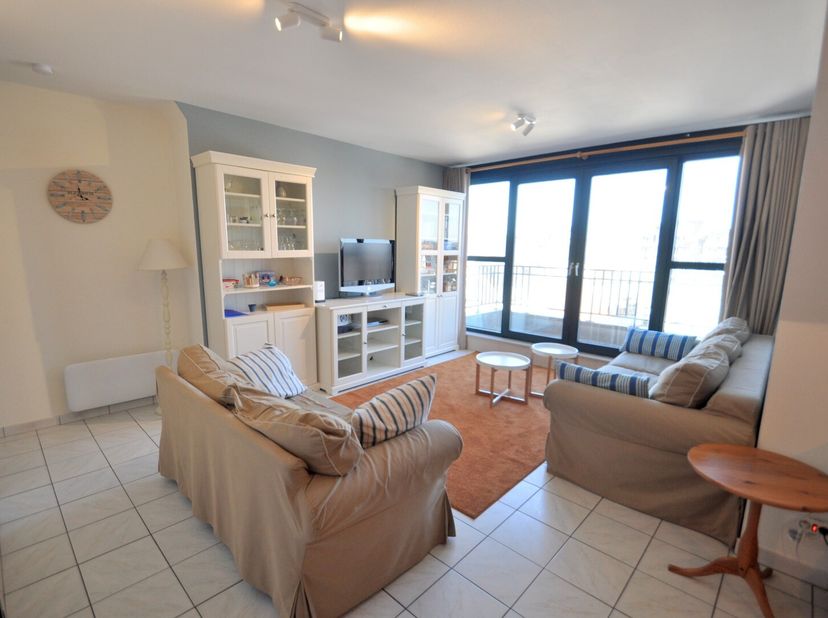 Bel appartement ensoleillé avec 2 chambres à coucher avec vue latérale sur mer. Division: living spacieux et ensoleillé avec cuisine ouverte équipée,