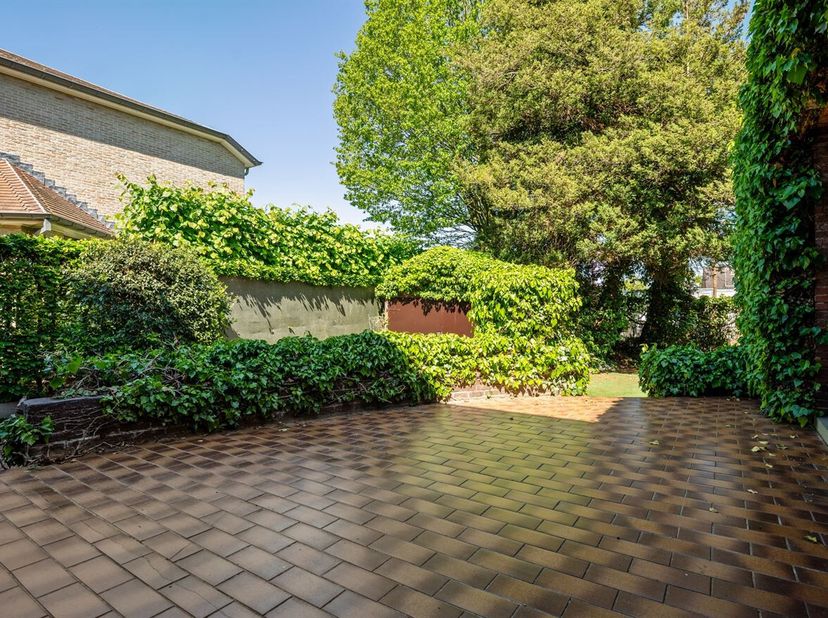 Deze vrijstaande woning uit 1950 biedt dankzij haar gunstige ligging, praktische indeling en ruime bewoonbare oppervlakte tal van mogelijkheden.<br />