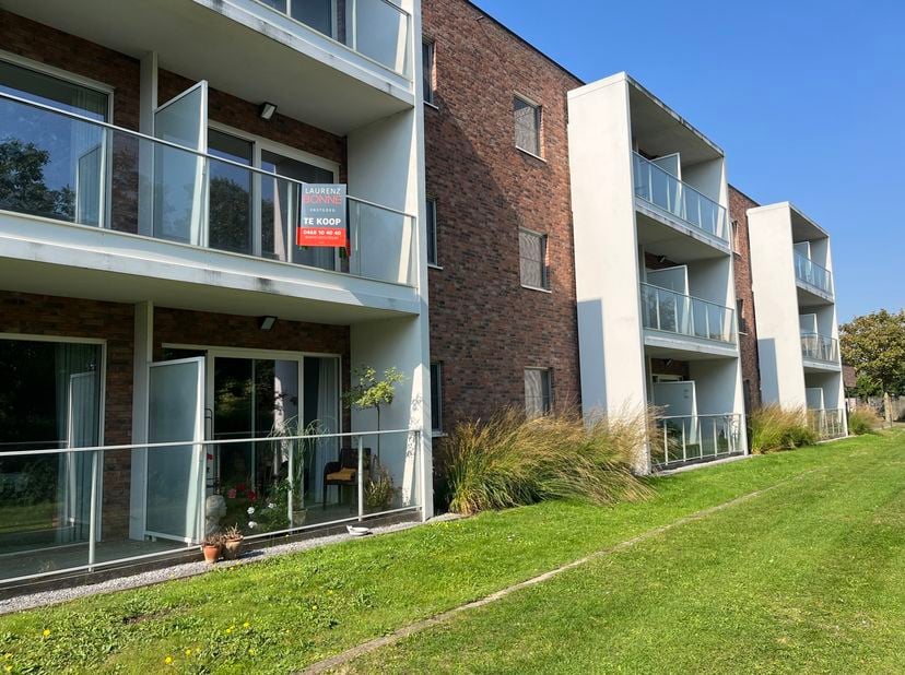 Op wandelafstand van handelszaken en openbaar vervoer bevinden zich de assistentiewoningen. <br />
De flat heeft een gezellige woonkamer met een volle
