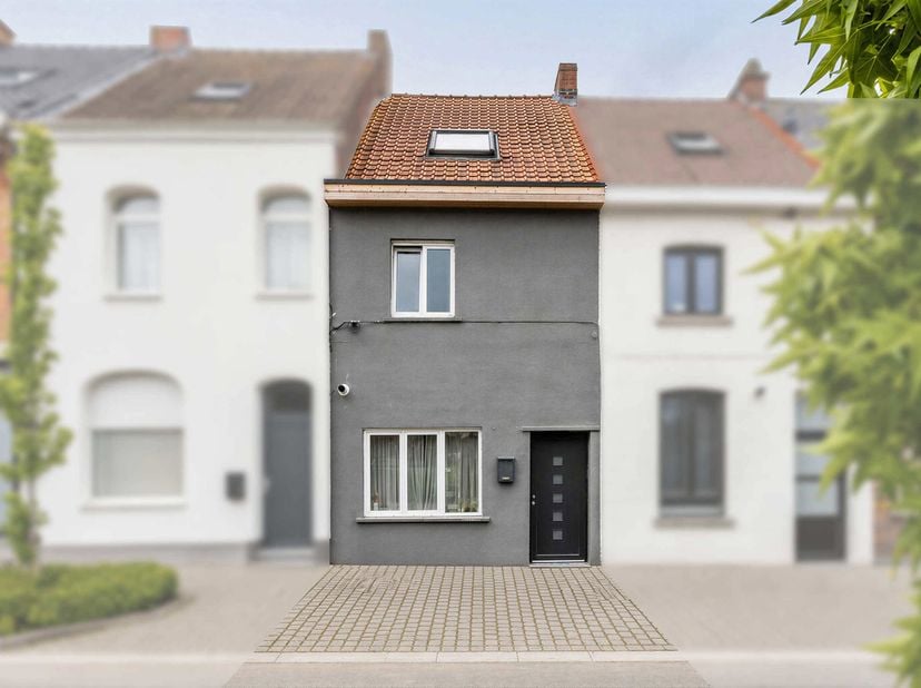 Deze volledig gerenoveerde woning is gelegen in de Kapellestraat te Kluisbergen en vormt de ideale opportuniteit voor wie op zoek is naar een instapkl