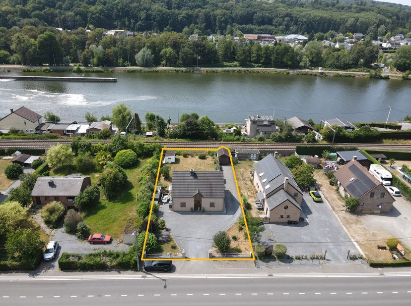 Idéalement située à Dave, à seulement 5 minutes de Wépion et 10 minutes de Namur, cette agréable villa 4 façades, construite en 2000 et implantée sur