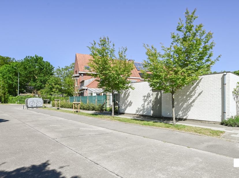 Centraal gelegen halfopen bebouwing met vier slaapkamers genietende van een bewoonbare oppervlakte van maar liefst 268m² (volgens EPC-attest), gelegen