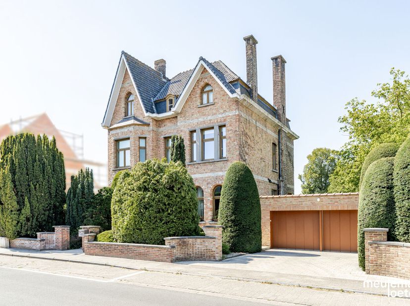 Au cœur de Ruddervoorde, nichée sur un exceptionnel terrain de 3.978 m², se trouve cette magnifique villa architecturale des années 1930. Avec une sur