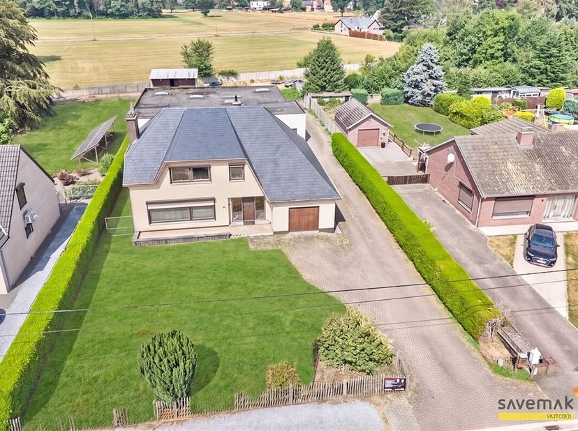 Cette maison de caractère à rénover est située sur un terrain de 17 ares et dispose d'une surface habitable spacieuse de pas moins de 245 m².<br />
Le
