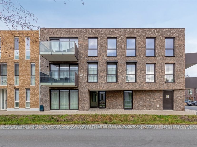 Instapklaar, energiezuinig 2 slaapkamer appartement (83m²) met terras, gem. tuin en autostaanplaats.<br />
Ontdek dit recent en instapklaar appartemen