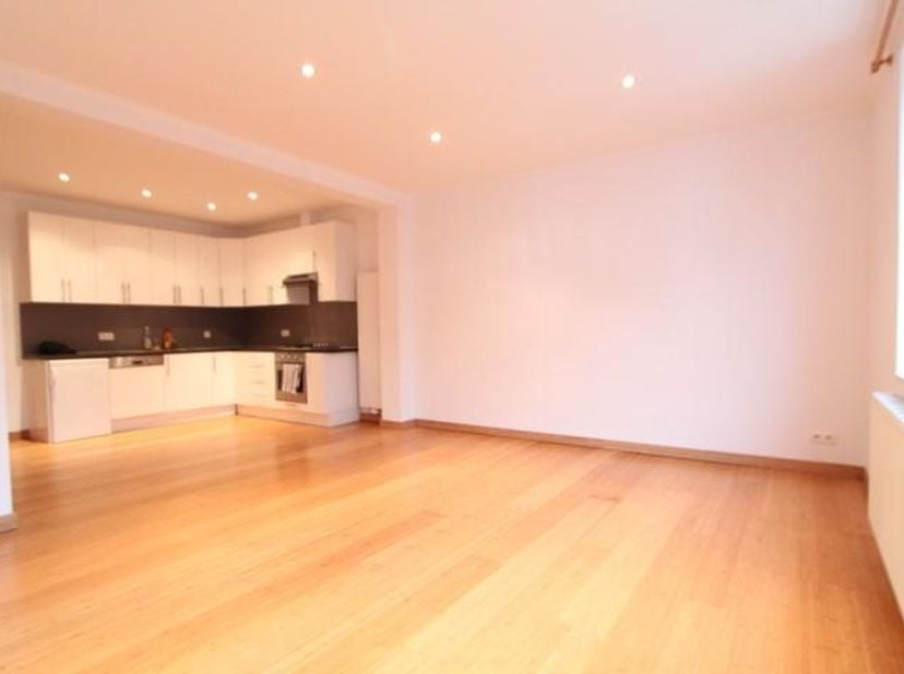 Uccle - au Coeur de Saint-Job de ses commerces et de sa célèbre Place, situé au premier étage d'une petite maison, charmant appartement de 71m² habita