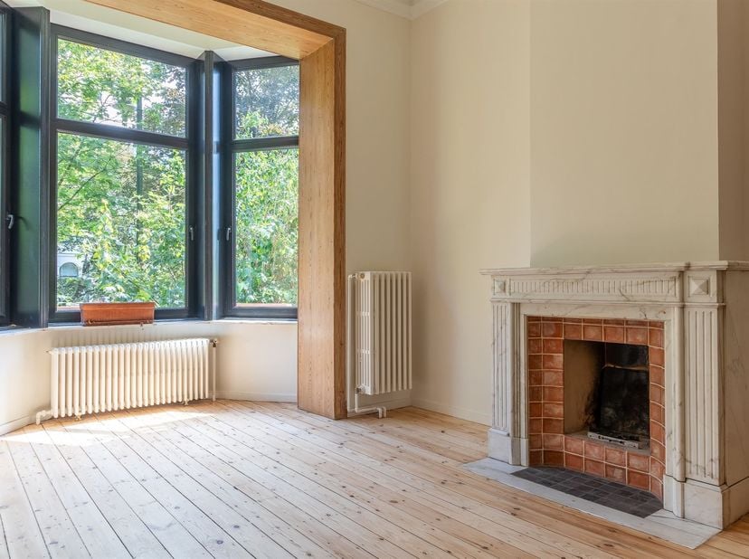 Property One, votre partenaire immobilier, vous propose ce superbe duplex rénové de ±140 m² avec jardin, situé en retrait de la rue dans une élégante
