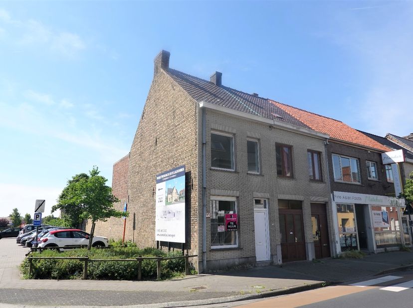 In het centrum van Eernegem bevindt zich deze gezellige hoekwoning met als absolute troef de ruime tuin, die tevens bereikbaar is via een aparte ingan