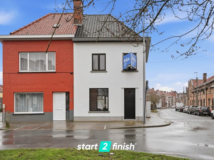 Op deze centrale ligging te Roeselare, bevindt zich deze ruime, gerenoveerde gezinswoning. Met drie volwaardige slaapkamers. Met een ruime en gezellig