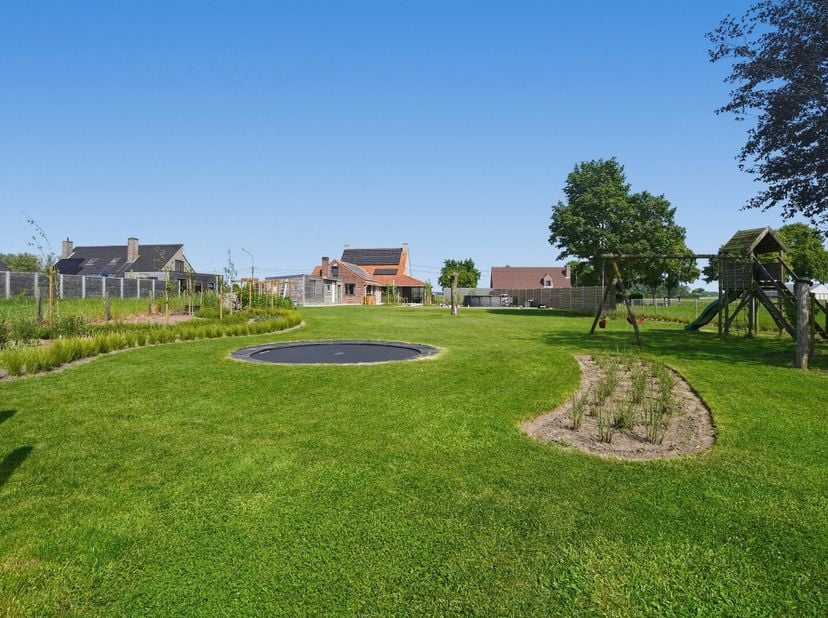 Instapklare open bebouwing met 5 slaapkamers op 1919m² te Merkem.<br />
Op een centrale ligging, met een prachtig vrij uitzicht, bevindt zich deze rui