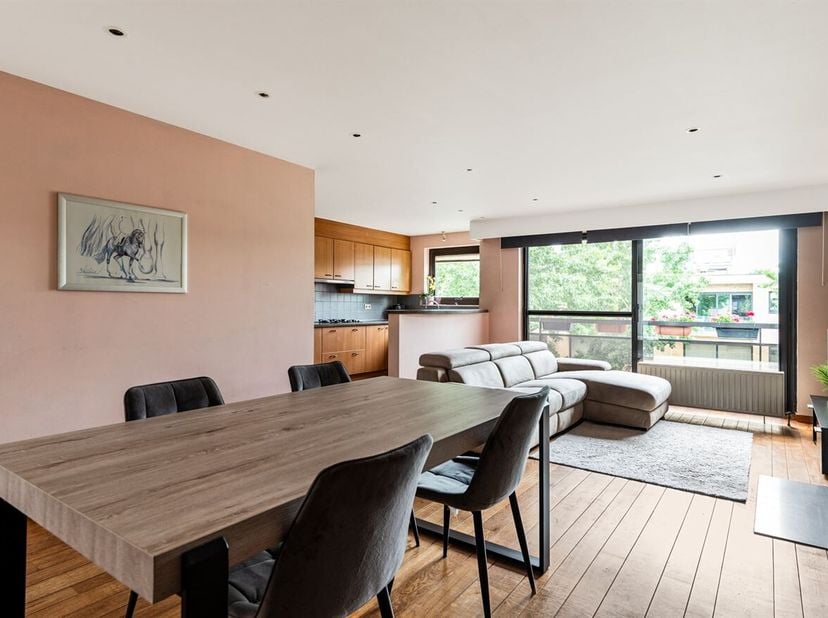 Dit appartement is gelegen op de tweede verdieping van een verzorgd gebouw zonder lift in de rustige en gegeerde Torenvalklaan te Deurne. Hier geniet