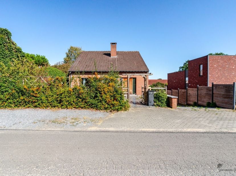 Vous recherchez une maison spacieuse, offrant de l'intimité et la possibilité de l'aménager entièrement selon vos envies ? Cette propriété allie une r
