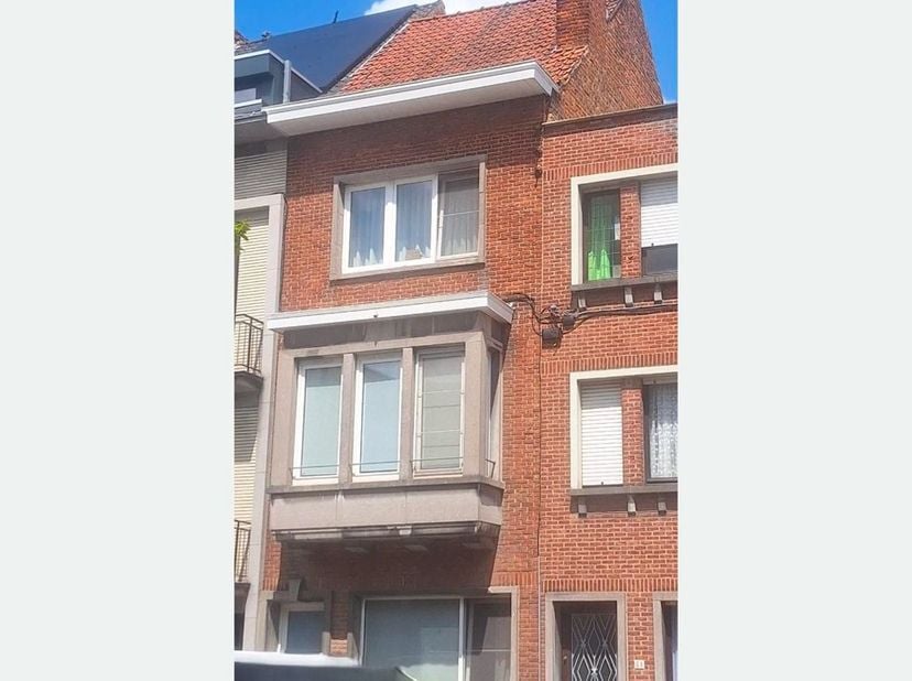 Met trots stellen wij u dit uitstekend gelegen investeringspand/studentenhuis in het hart van Kortrijk voor.<br />
Deze opbrengsteigendom omvat 8 voll