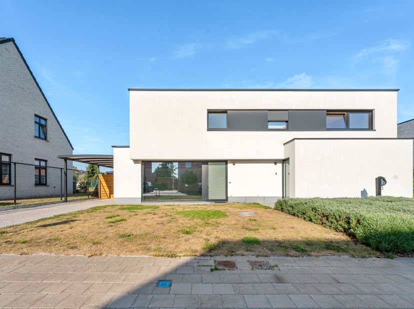 Halfopen woning met 3 slaapkamers te huur in Geluwe!<br />
We komen binnen via de inkomhal met gastentoilet. We gaan verder naar de ruime leefruimte m