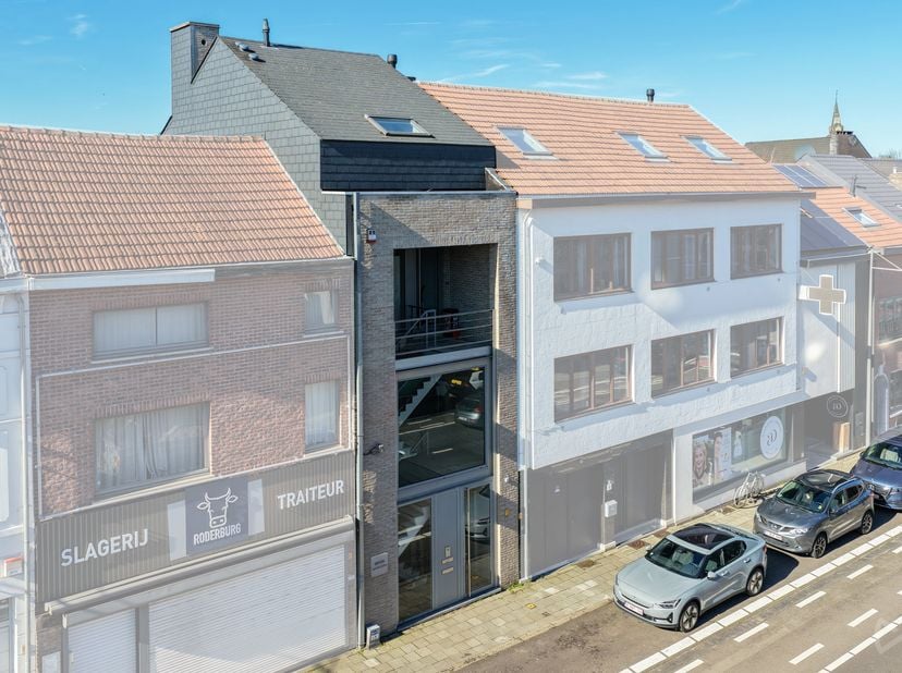 Situé au cœur de Heverlee, cet immeuble de rapport contemporain (construit en 2010) se distingue par son architecture épurée et sa configuration multi