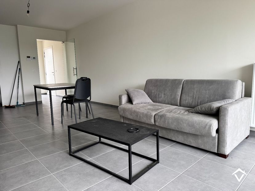 Dit appartement (B1.2) is gelegen op de 1ste verdieping in de Residentie Brouwershof te Westrozebeke (Staden) en bestaat uit: inkomhal - toilet - badk