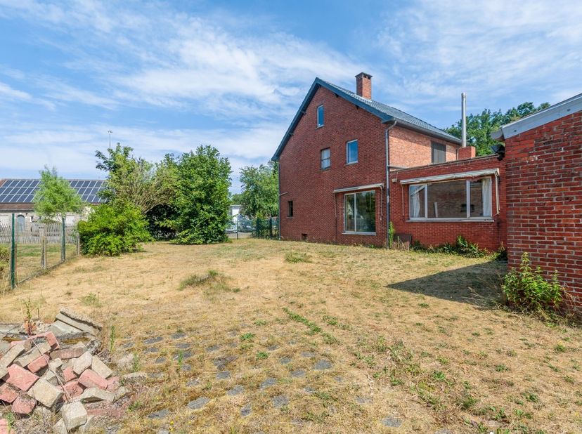 Bent u op zoek naar een woning die u volledig naar eigen smaak kunt renoveren? Dan biedt deze woning op een perceel van 1.698 m² de ideale basis om uw