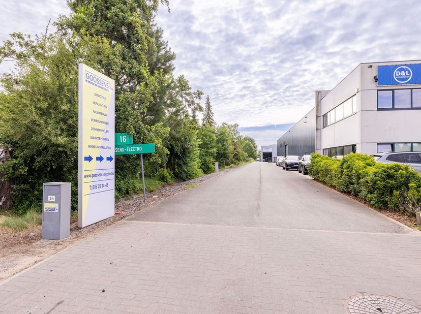 Veelzijdige industriehal van ca. 830 m² met kantoren en moderne voorzieningen<br />
<br />
Bent u op zoek naar een ruime en technisch goed uitgerust