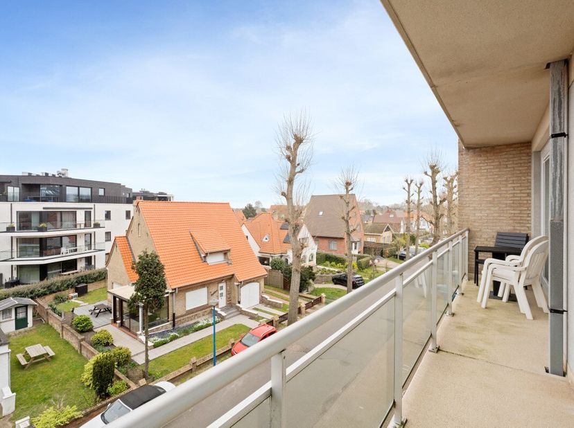 Te koop: verzorgd appartement in Koksijde, centraal maar toch rustig gelegen, met een ruim terras en mooi open zicht. Dit appartement, gebouwd in 1996