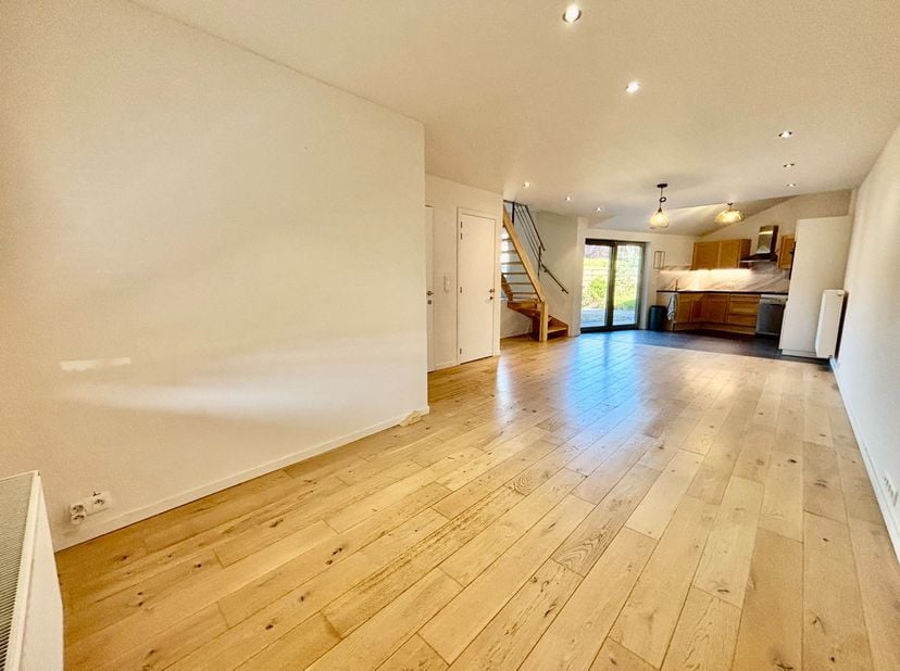 Deze gezellige en goed onderhouden rijwoning is gelegen op een vlot bereikbare locatie in Ardooie en biedt een aangename combinatie van comfort, prakt