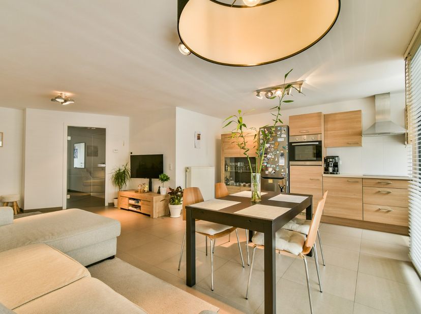 Welkom bij Iepersestraat 32/1.1, een volledig gerenoveerd appartement op de eerste verdieping met een uitstekend EPC-label B. Gelegen in het hart van