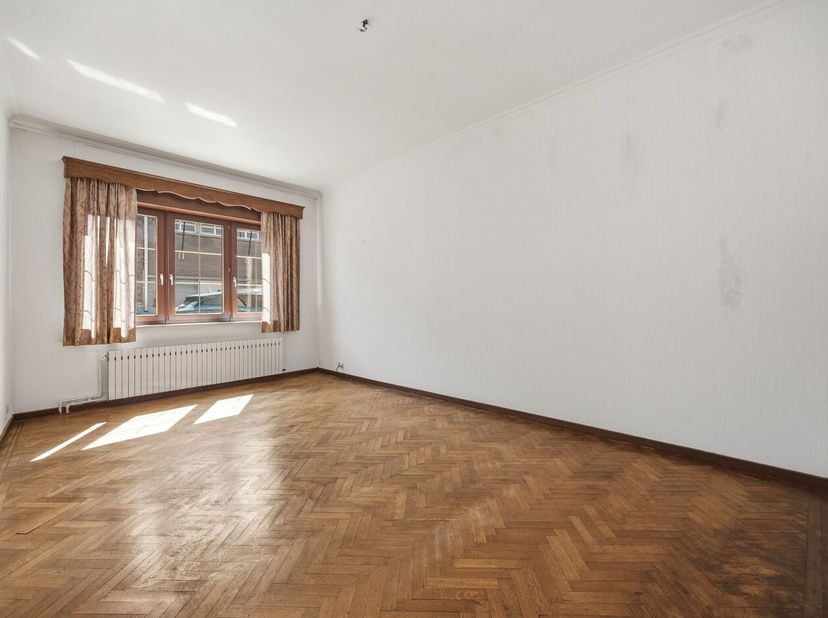 Dit gebouw bestaat uit 1 rijwoning en 2 appartementen en is goed gelegen in het centrum van Hoegaarden. Het gebouw werd in de jaren '90 gerenoveerd. D
