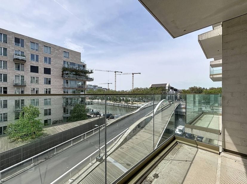 Kanaal - 2 slaapkamer appartement met parking te huur op het 3e verdiep met zicht op het kanaal en Tour &amp; Taxi's.<br />
De locatie geeft een zeer vlot
